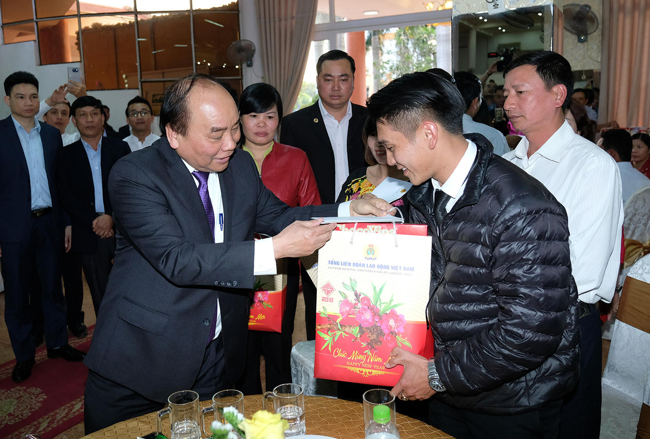 Thủ tướng: Không để gia đình nào ‘đói cơm lạt muối’ dịp Tết