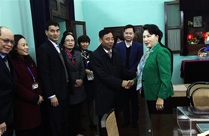 Chủ tịch Quốc hội Nguyễn Thị Kim Ngân dâng hương tưởng nhớ Bác Hồ