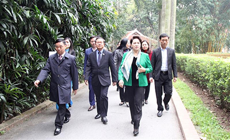 Chủ tịch Quốc hội Nguyễn Thị Kim Ngân dâng hương tưởng nhớ Bác Hồ