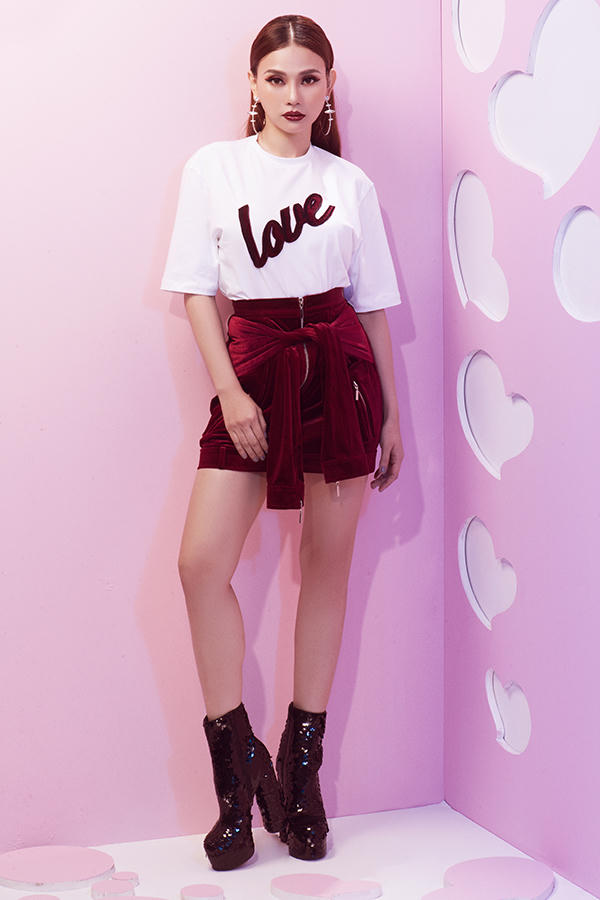 Áo, chân váy ngắn và các kiểu trang phục mang tính ứng dụng cao được thể hiện trên các chất liệu vải thun, nhung mang lại sự năng động cho người sử dụng.