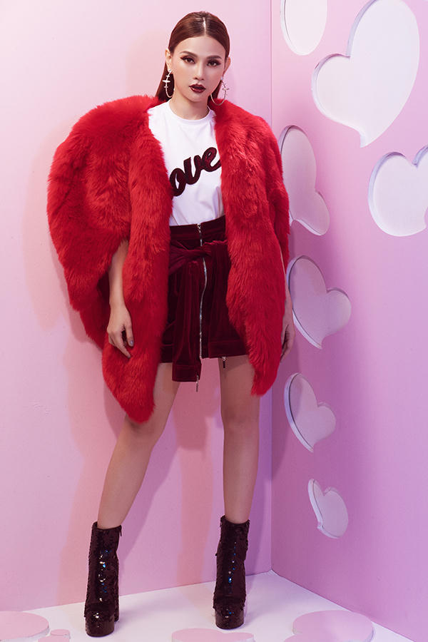 Tông đỏ tươi hợp mốt, đỏ đô sang trọng được đưa vào các kiểu chân váy ngắn, áo choàng lông hay trang trí ký tự trên áo thun trắng.
