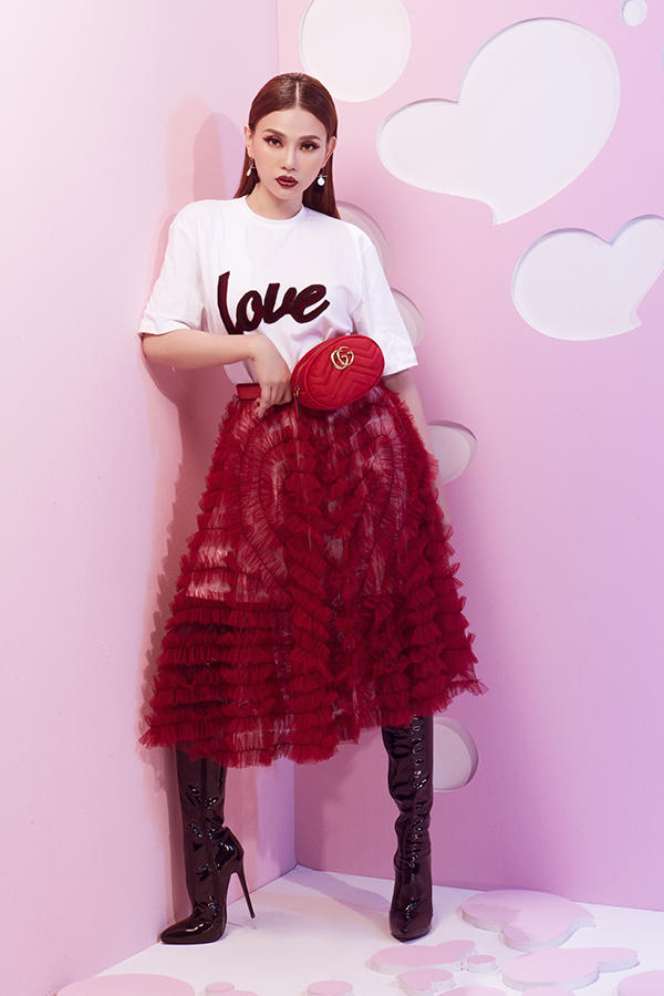 Hoạ tiết trái tim được xử lý khéo léo bằng nhiều chất liệu như nhung, voan và nỉ để tạo dựng phong cách cho cô nàng hiện đại trong mùa Valetines.