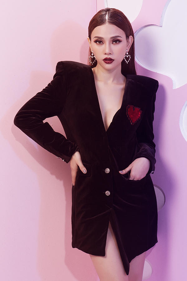 Thu Thủy chọn lối trang điểm sắc nét với đôi môi đỏ mọng, quyến rũđể tạo nên sự khăng khít cho tổng thể.