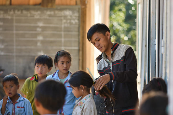 Tâm sự của giáo viên bán mứt dừa online lấy tiền tiêu Tết