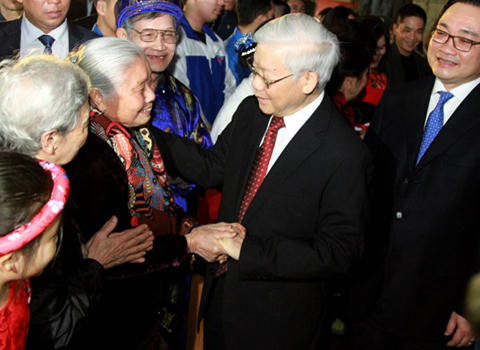 Ấm áp hình ảnh Tổng Bí thư bế trẻ thơ, chúc Tết người già bên Hồ Gươm