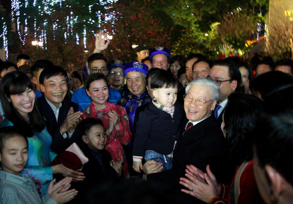 Ấm áp hình ảnh Tổng Bí thư bế trẻ thơ, chúc Tết người già bên Hồ Gươm