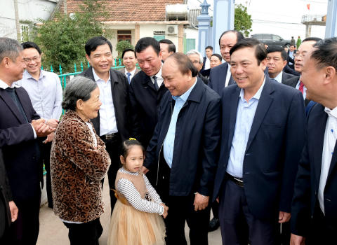 Thủ tướng Nguyễn Xuân Phúc ra tận đồng động viên bà con nông dân