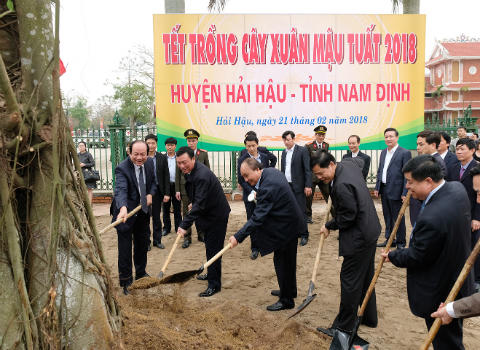 Thủ tướng Nguyễn Xuân Phúc ra tận đồng động viên bà con nông dân