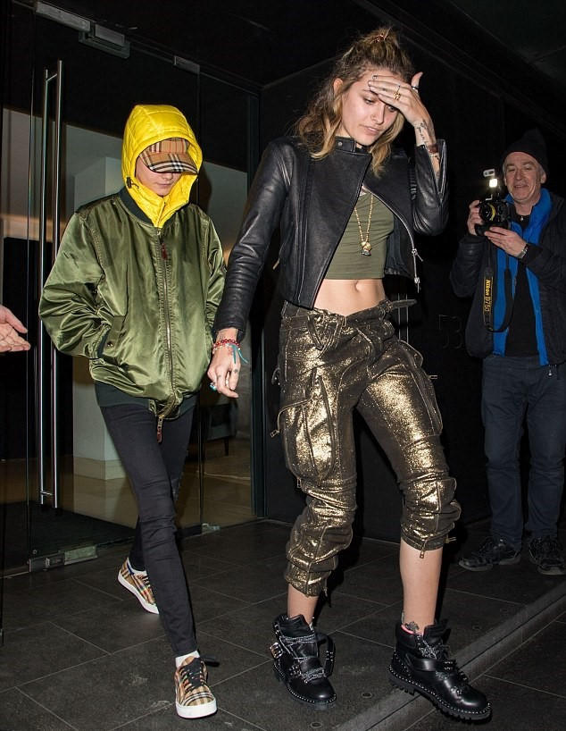 Cara Delevingne và con Michael Jackson nắm tay, bị đồn yêu đồng giới