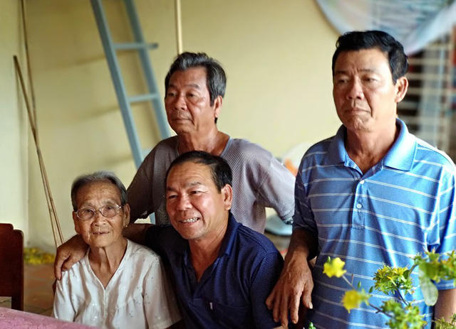  Ông Chóng trong ngày vui trở về quê hương sau 33 năm. 