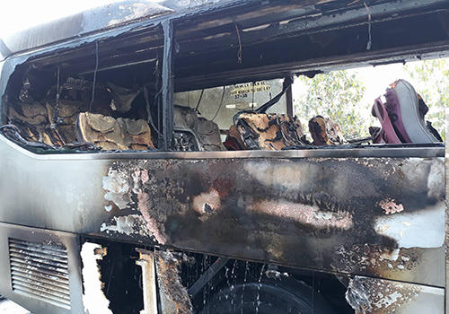 Xe khách bị cháy rụi phần đuôi. Ảnh: Sơn Hoà