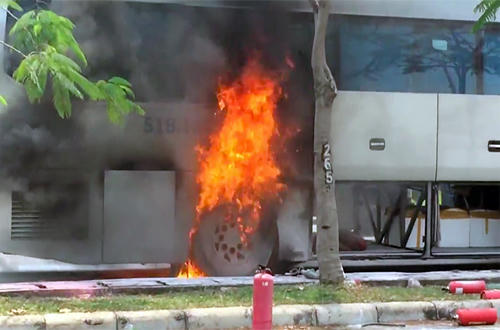 Xe khách bốc cháy ngùn ngụt. Ảnh: Tin Tin
