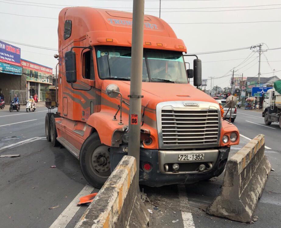 Đua tốc độ, hai ô tô container húc văng nhiều mét dải phân cách