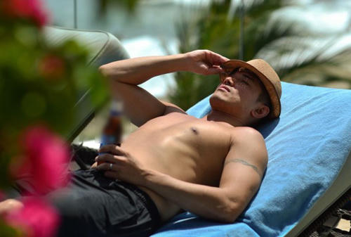 Huỳnh Trường Hưng hưởng thụ nắng ấm ở Nha Trang.