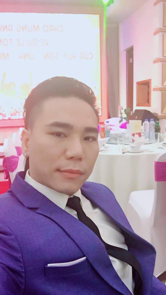 Bầu show của Châu Việt Cường cho biết, ca sĩ này là một người rất ăn chơi, sống bạt mạng và khó kiểm soát.