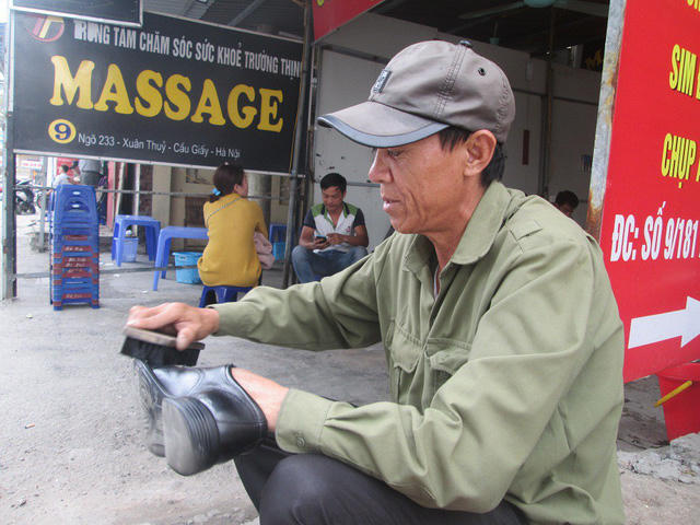 Rời quê hương để đi làm thuê, ông Trần Kim Thiện không thể trở về nhà trong ngày 8/3/ Ảnh: Ngọc Thi