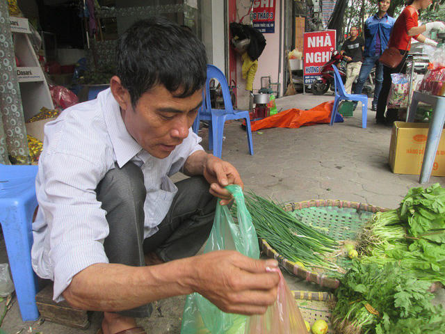 Bận rộn, chỉ mải sao kiếm tiền trang trải cuộc sống, ông Hưng dường như quên mất ngày lễ kỷ niệm 8/3. Ảnh: Ngọc Thi