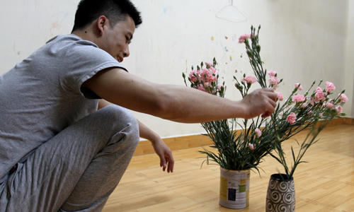 Chị Nhung (Mỹ Đình, Hà Nội)đi làm về phát hiện ông chồng cả đời không mua hoa đang cắm hoa vào hộp sữa bỏ đi của con. Sau đó, chị phải bắt anh cắm lại vào bình, cho đúng nghĩa quà 8.3. Ảnh: Phan Dương.