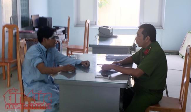 Một CSGT bị xe máy tông kéo lê gần 10m, nguy kịch