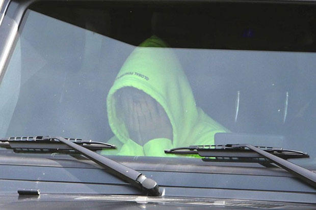 Justin Bieber bưng mặt u sầu trong xe sau khi chia tay Selena Gomez