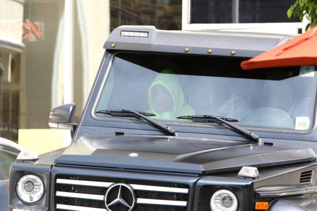 Justin Bieber trông âu sầu trong xe khi đợi bố mua đồ ăn.