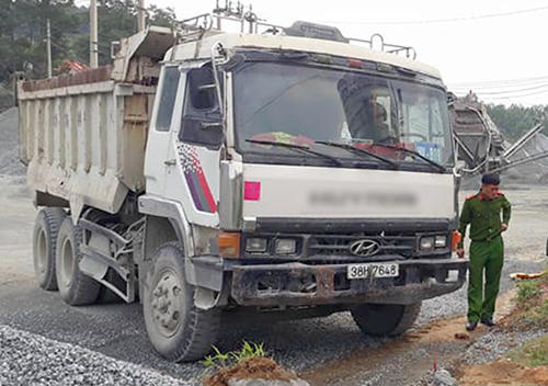 Chiếc xe tải hỏng phanh tông chết ông Hưng. Ảnh: Đức Hùng