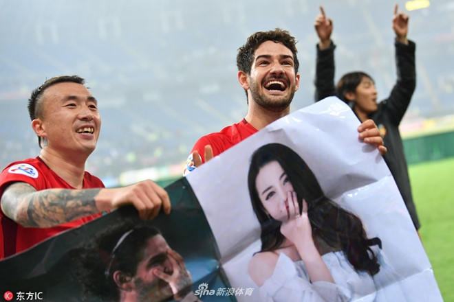 Cựu tiền đạo AC Milan mang ảnh Địch Lệ Nhiệt Ba vào sân cỏ