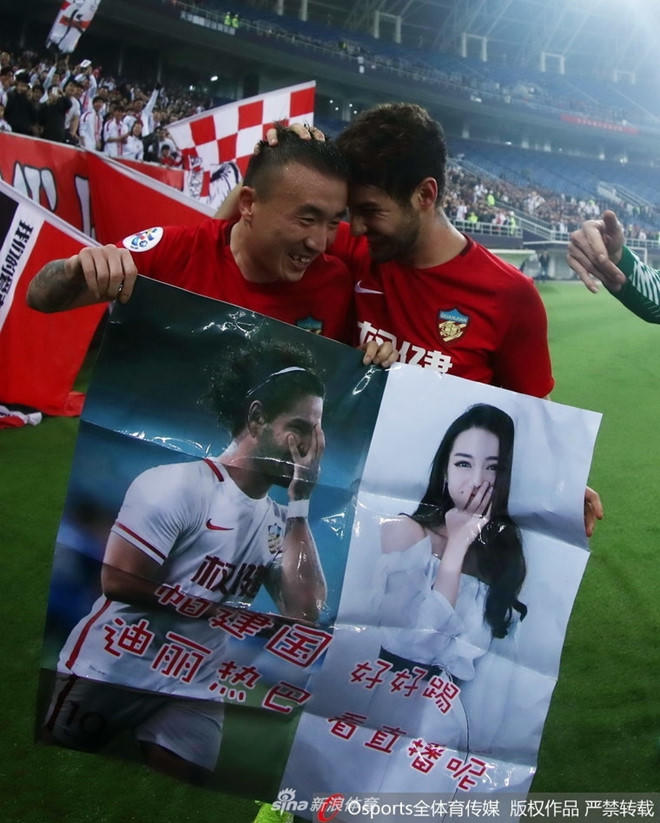 Cựu tiền đạo AC Milan mang ảnh Địch Lệ Nhiệt Ba vào sân cỏ