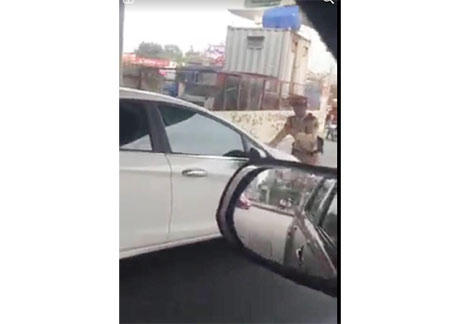 Nữ tài xế vượt đèn đỏ đẩy lùi CSGT