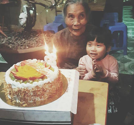 Bà của chị Quỳnh Anh luôn tạo không khí vui vẻ cho cả nhà vì tính hài hước, thích trêu mọi người.