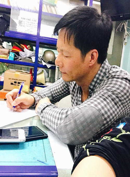 Ông An viết trình báo tại công an. Ảnh; Phan Thảo