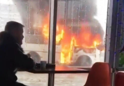 Xe bus cháy bùng bùng bên ngoài, thực khách vẫn bình thản ngồi ăn