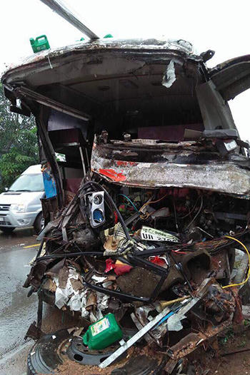 Ô tô khách gần mất đầu sau cú tông xe tải, 3 người thiệt mạng