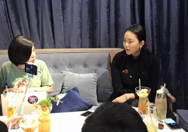 Nữ người mẫu kể lại vụ việc. Ảnh: Tin Tin.