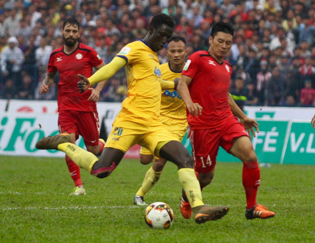 Ngoài Bùi Tiến Dũng, ngoại binh điển trai của FLC Thanh Hóa đang khiến fan 'phát sốt'