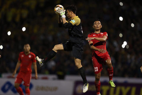 Ngoài Bùi Tiến Dũng, ngoại binh điển trai của FLC Thanh Hóa đang khiến fan 'phát sốt'