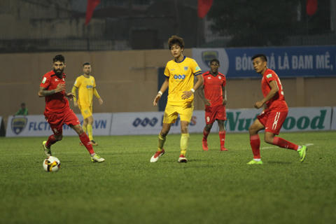 Ngoài Bùi Tiến Dũng, ngoại binh điển trai của FLC Thanh Hóa đang khiến fan 'phát sốt'