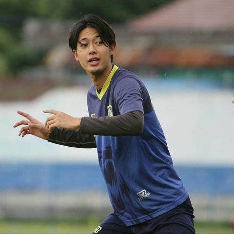 Ngoài Bùi Tiến Dũng, ngoại binh điển trai của FLC Thanh Hóa đang khiến fan 'phát sốt'