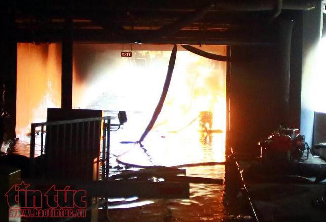 Hai cảnh sát phải cấp cứu khi chung cư Carina phát cháy trở lại