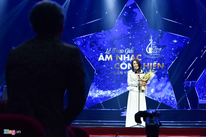 Cách hành xử 'chẳng giống ai' của Mỹ tâm trên sân khấu giải Cống hiến