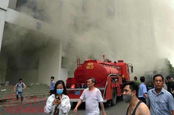 Hai cảnh sát phải cấp cứu khi chung cư Carina phát cháy trở lại