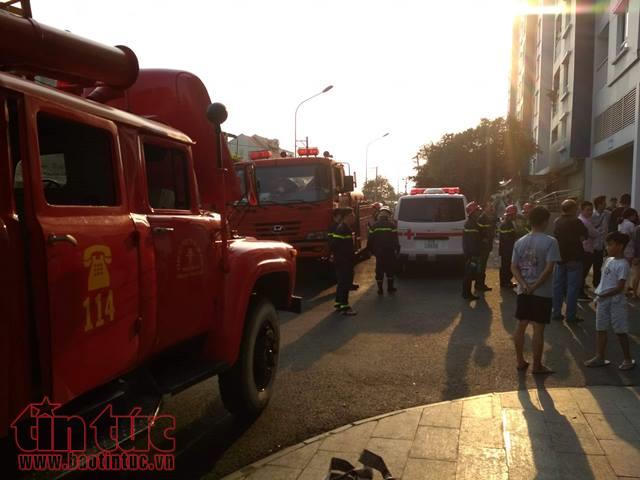 Hai cảnh sát phải cấp cứu khi chung cư Carina phát cháy trở lại