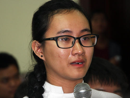 Nữ sinh Phạm Song Toàn kể về cô giáo Toán trong buổi gặp gỡ với lãnh đạo Sở Giáo dục và Đào tạoTP HCM. Ảnh: Mạnh Tùng.