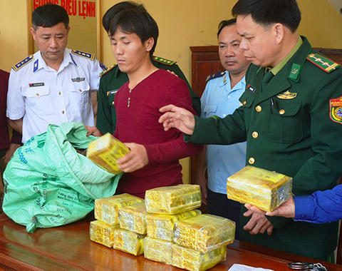 Khen thưởng lực lượng phá đường dây ma túy tiền tỷ giấu trong túi trà