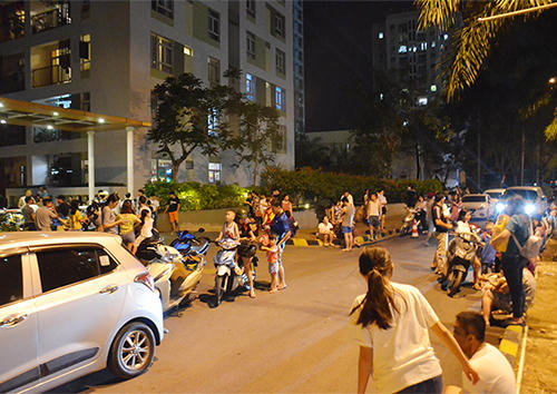 Hàng trăm người náo loạn sau vụ cháy. Ảnh: Sơn Hoà