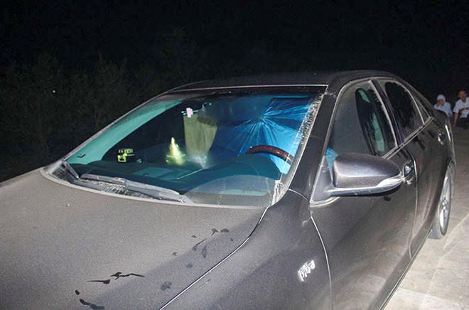 Chong bao cong an khi phat hien vo va hang xom co thu tren xe hinh anh 2