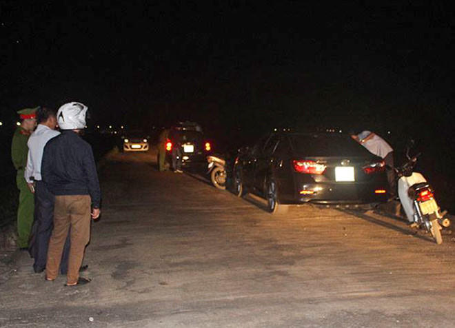 Chong bao cong an khi phat hien vo va hang xom co thu tren xe hinh anh 1