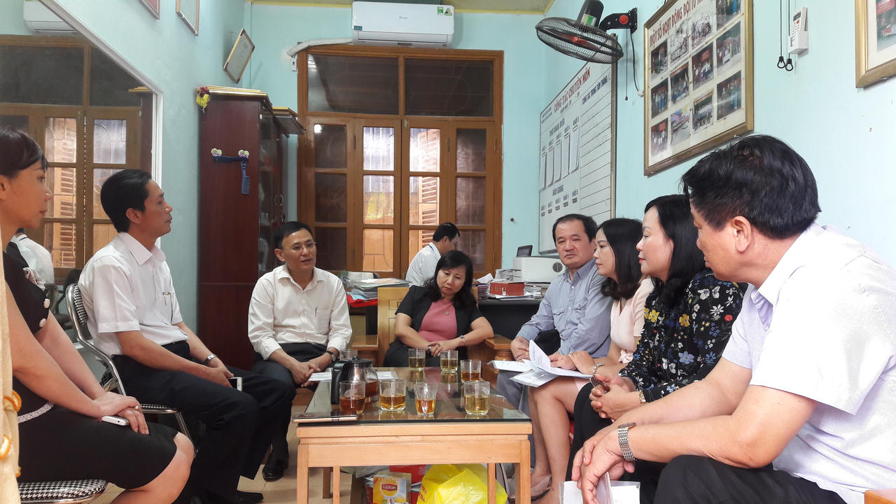 Buộc thôi việc giáo viên bắt nữ sinh uống nước giẻ lau bảng