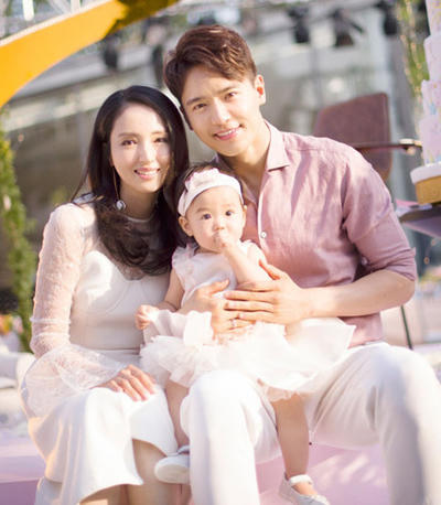 Vợ chồng Đổng Tuyền và con gái.