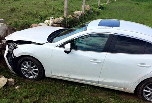 Chiếc Mazda của 3 người nhà Tuấn gặp nạn tại Ninh Bình.